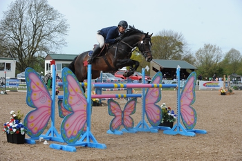 Lee Williams Wins Horse & Hound Senior Foxhunter Second Round at Addington Manor Equestrian Centre